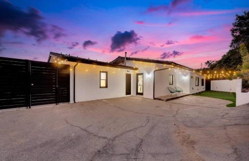 Los Angeles Casa | 4BR Hilltop Villa by Universal Studios with Pool and Amazing Views