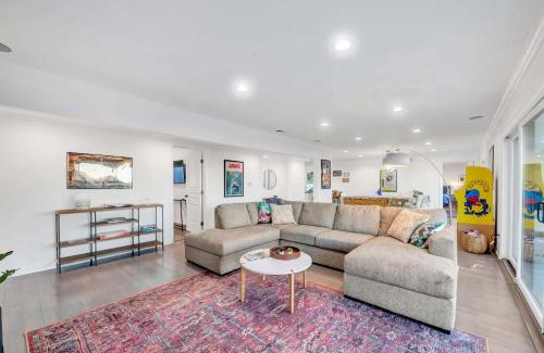 Los Angeles Casa | 4BR Hilltop Villa by Universal Studios with Pool and Amazing Views