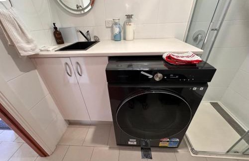 Keiraville Casa | 4BR Home 10 mins walk to UOW, free parking, Wi-Fi, AC