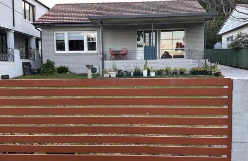 Keiraville Casa | 4BR Home 10 mins walk to UOW, free parking, Wi-Fi, AC