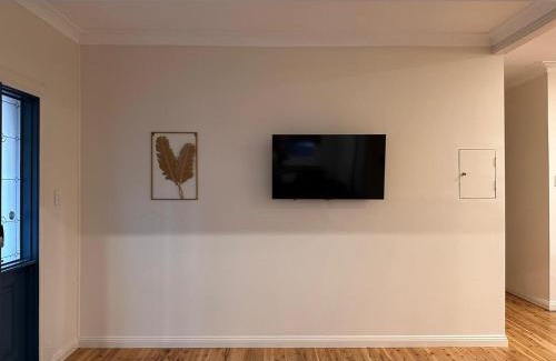 Keiraville Casa | 4BR Home 10 mins walk to UOW, free parking, Wi-Fi, AC