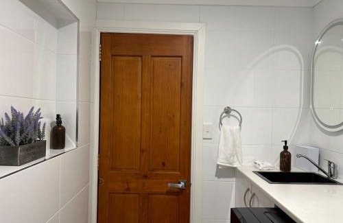 Keiraville Casa | 4BR Home 10 mins walk to UOW, free parking, Wi-Fi, AC
