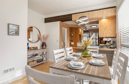 Tukwila Casa | 4BR Home | Huge Backyard | Outdoor Kitchen