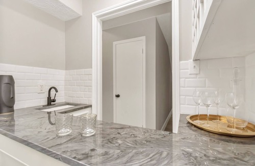 Greater Fondren Southwest Casa | 4BR Home+Private Backyard| Family Game Night | Pool Table