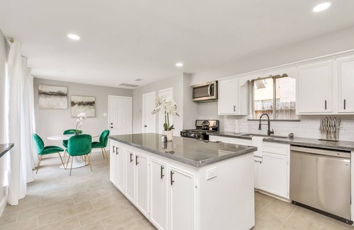 Greater Fondren Southwest Casa | 4BR Home+Private Backyard| Family Game Night | Pool Table