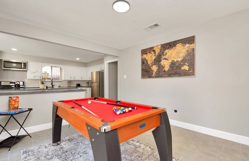 Greater Fondren Southwest Casa | 4BR Home+Private Backyard| Family Game Night | Pool Table