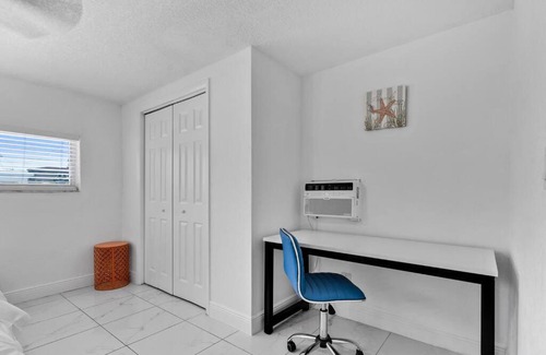 Dania Beach Apartamento | 4BR House, Heated Pool 5 mins to Beach Game Room