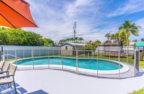 Dania Beach Apartamento | 4BR House, Heated Pool 5 mins to Beach Game Room