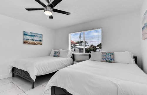 Dania Beach Apartamento | 4BR House, Heated Pool 5 mins to Beach Game Room