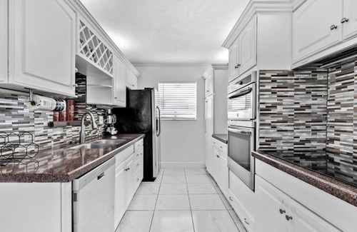 Dania Beach Apartamento | 4BR House, Heated Pool 5 mins to Beach Game Room