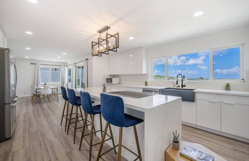 Kailua Casa | 4BR Kailua Ocean Views King Bed AC Pet-Friendly WiFi