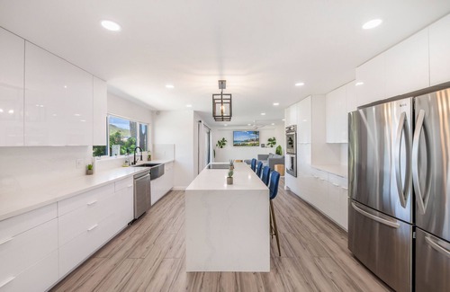 Kailua Casa | 4BR Kailua Ocean Views King Bed AC Pet-Friendly WiFi