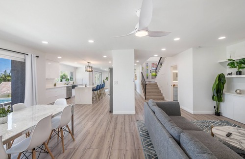 Kailua Casa | 4BR Kailua Ocean Views King Bed AC Pet-Friendly WiFi