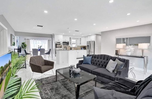 Deerfield Beach Villa | 4BR Modern HTD Pool Jacuzzi 1.5 Miles to the Beach