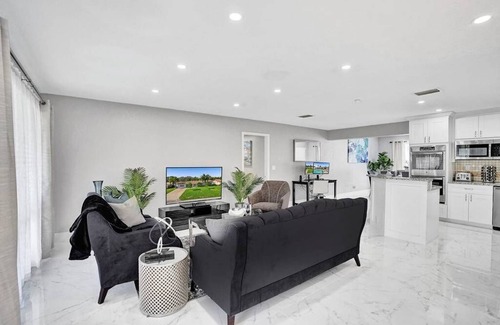 Deerfield Beach Villa | 4BR Modern HTD Pool Jacuzzi 1.5 Miles to the Beach