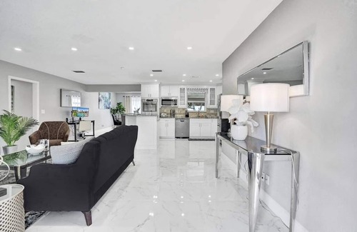 Deerfield Beach Villa | 4BR Modern HTD Pool Jacuzzi 1.5 Miles to the Beach