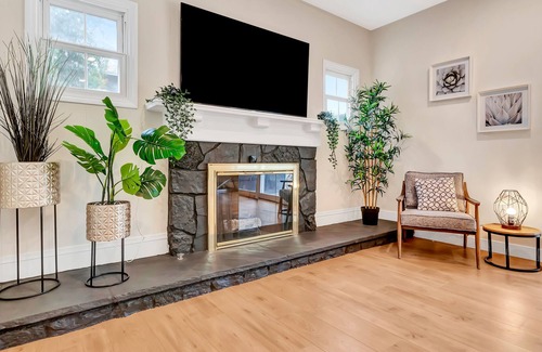 Winnetka Casa | 4BR Oasis House W/ Pool & 2 car garage