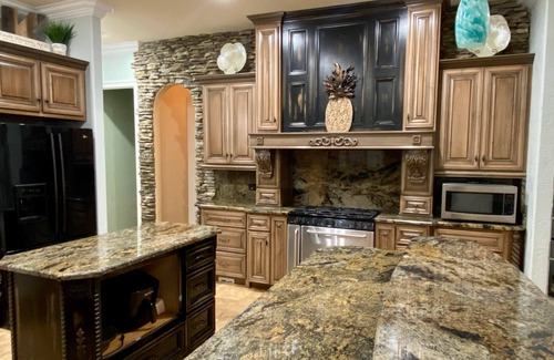 Oak Casa | 4BR~Private Pool and Hot Tub~5 miles to beach~1 mile to Sportsplex, Close to OWA
