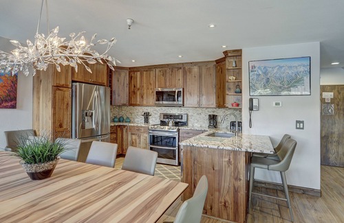 Historic District Hotel | 4br Renovated - Sleeps 12- Downtown Breck by RedAwning