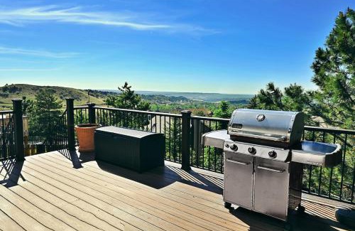 Northwest Colorado Springs Casa | 4BR-Sleeps 10-Hot Tub-Air Hockey-Gorgeous Views