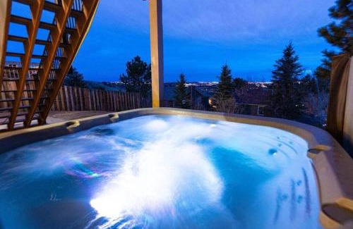 Northwest Colorado Springs Casa | 4BR-Sleeps 10-Hot Tub-Air Hockey-Gorgeous Views