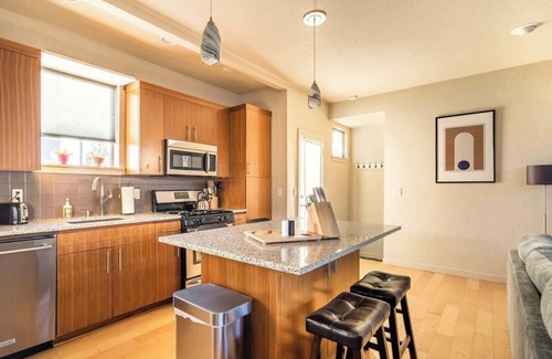 King Casa | 4BR Sleeps 10 Trendy Arts District Location