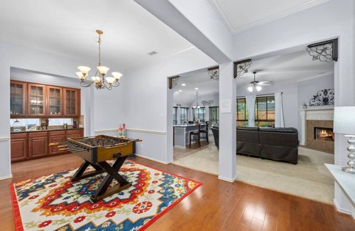 Houston Casa | 4BR Sleeps 9, Foosball, Patio, Near Race Park