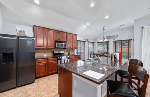 Houston Casa | 4BR Sleeps 9, Foosball, Patio, Near Race Park