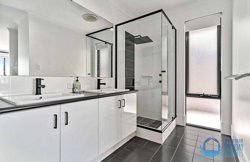 Wannanup Casa | 4BR Tranquil Luxury by the Canal in Wannanup