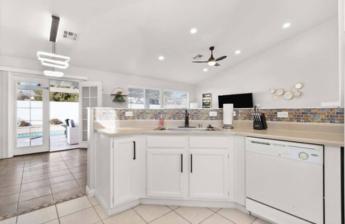 North Las Vegas Casa | Chic & Modern 3 BR Vegas Resort Pool House