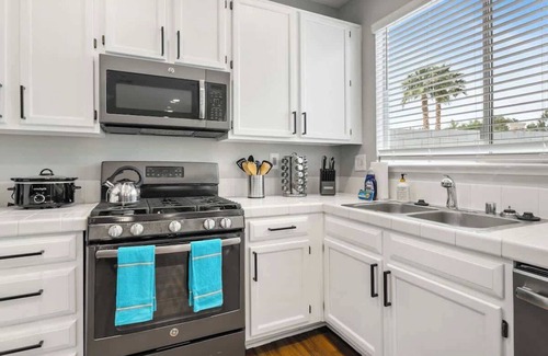 Foothills Casa | 4BR Vegas Home w/ NEW Pool & Spa! Oasis of Luxury