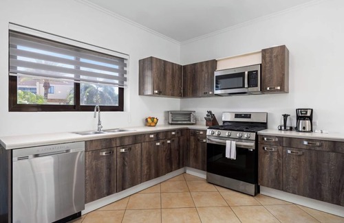 Gold Coast Villa | 4BR Villa @ Gold Coast w/ Pool + Gym & TennisCourt