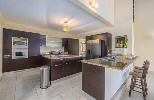 Malmok Villa | 4BR Villa Short Walk to Beach in Amazing Location