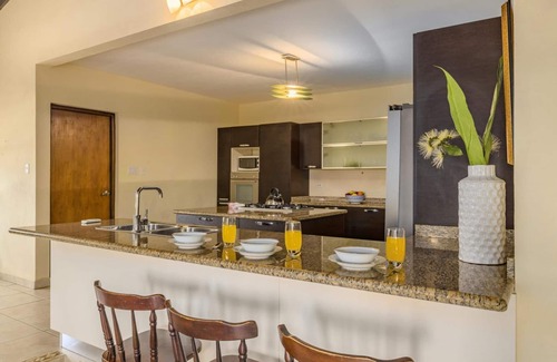 Malmok Villa | 4BR Villa Short Walk to Beach in Amazing Location