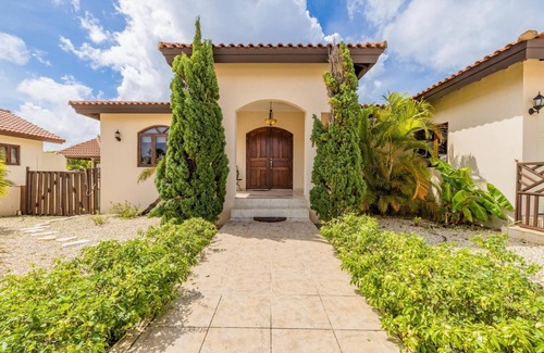 Malmok Villa | 4BR Villa Short Walk to Beach in Amazing Location