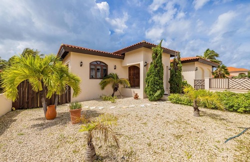 Malmok Villa | 4BR Villa Short Walk to Beach in Amazing Location
