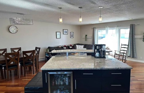 Thompson Casa | 4BR w/ Wine Fridge, Bar, Patio, Parking, Laundry