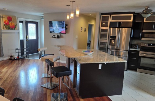 Thompson Casa | 4BR w/ Wine Fridge, Bar, Patio, Parking, Laundry