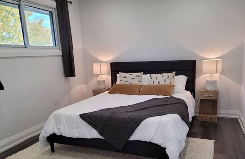 Grimsby Casa | 4BR+Wi-Fi+Ac+Iron+Kitchen+Washer+Free Prkng+Ntflx