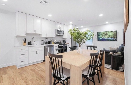 Central Square Apartamento | 4BR3B 14G Walk to Harvard MIT BU and Outdoor