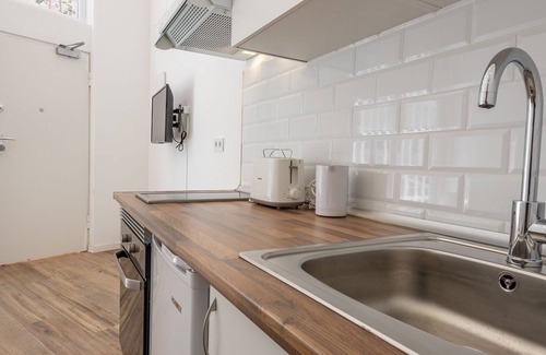 Vista Alegre Casa | 4km from Sol (down town Madrid), 1 min Metro, wifi, washing machine and dryer
