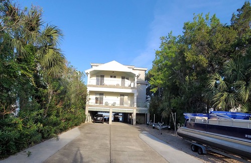 Steinhatchee Casa | 4level 6BR6B Riverfrnt hse,w/elevator,sleeps 25;boat dock, hot tub, golfCartLimo