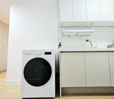 Wangsimniil-tong Apartamento | 4min to Metro Line2 in Seoul's Heart 2King beds