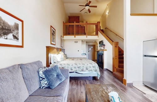 Wisconsin Dells Condominio | 4th-floor coursefront condo with balcony & washer/dryer