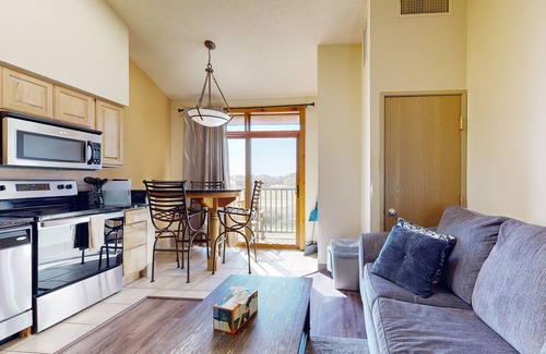 Wisconsin Dells Condominio | 4th-floor coursefront condo with balcony & washer/dryer