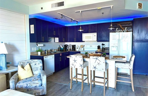 Panama City Beach Complejo | Condo a few steps from the beach 1 bd bunk+bunk bedroom +2full bth!
