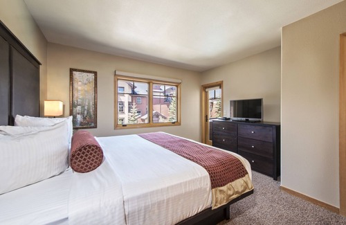Peak 9 Complejo | 4th of July week, TWO bedroom, sleeps 8 at Grand Timber Lodge is a luxury resort