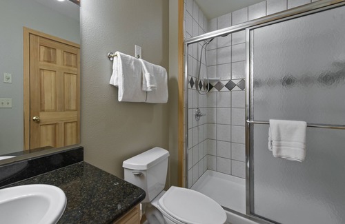 Peak 9 Complejo | 4th of July week, TWO bedroom, sleeps 8 at Grand Timber Lodge is a luxury resort