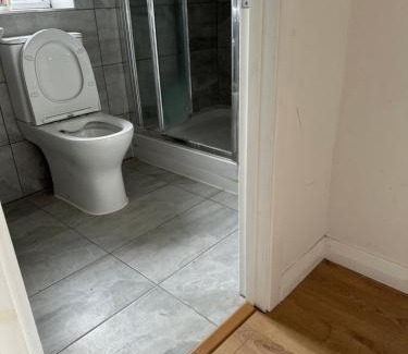 Downham Apartamento | 4TH Studio Flat With Private Own Bathroom A London Luxury Family Home Setup and furnished With Double Bed plus A Double Futon-Sofa Bed A Single Futon Bed A Baby Cot and Garden and Free Parking