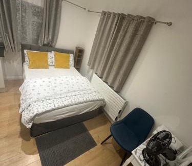 Downham Apartamento | 4TH Studio Flat With Private Own Bathroom A London Luxury Family Home Setup and furnished With Double Bed plus A Double Futon-Sofa Bed A Single Futon Bed A Baby Cot and Garden and Free Parking